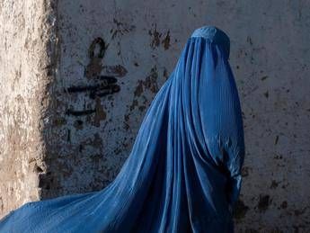 Una donna con il burqa - (Fotogramma)