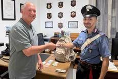 Il momento della restituzione di zaino e soldi al turista Usa da parte dei Carabinieri