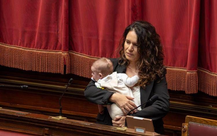 Valentina Barzotti in Aula con la figlia piccola - (M5S)