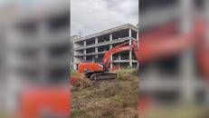'Palazzo della droga' a Roma, iniziata la demolizione a Tor Sapienza - Video