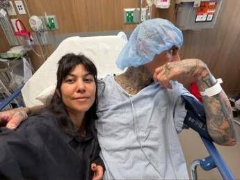 Travis Barker si è operato: "Avevo la mano intorpidita, ora so perché"