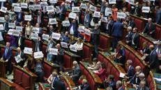 Legge elettorale, l'opposizione riempie l'Aula di cartelli 'Truffa' e 'Imbroglio' - Video