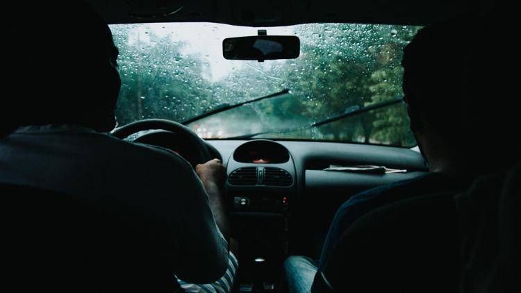 Un auto sotto la pioggia - 123rf