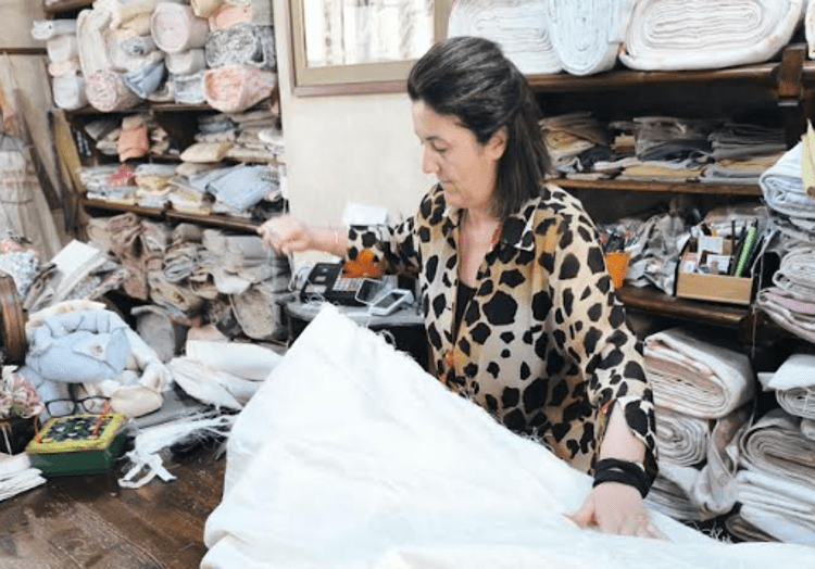 LAZIO: A FARFA LA BOTTEGA “C’ERA UN TESSUTO” DIVENTA STORICA, IL 10 OTTOBRE LA POSA DELLA TARGA