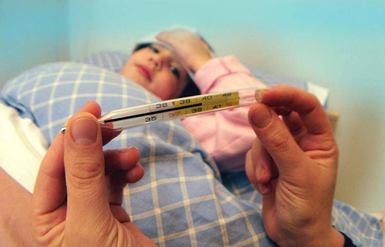 INFLUENZA, BAMBINA A LETTO CON LA FEBBRE, MAMMA CONTROLLA IL TERMOMETRO (Alberto Cattaneo, MILANO - 2006-10-22)  - FOTOGRAMMA