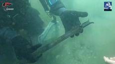 Viterbo, eccezionale scoperta nel Lago di Mezzano: recuperata una spada di oltre tremila anni fa - Video