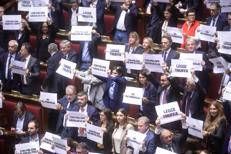 La protesta delle opposizioni in Aula - (Fotogramma)