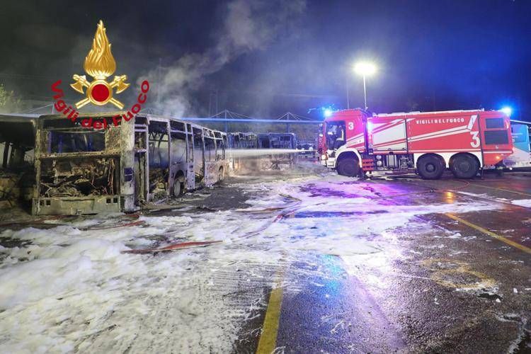 Firenze, incendio in deposito Autolinee Toscane