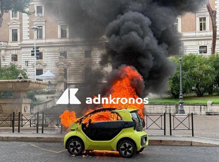 Roma, minicar in fiamme in strada davanti al Viminale: alta colonna di fumo nero
