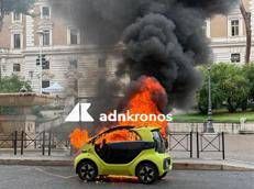 Roma, minicar in fiamme in strada davanti al Viminale: alta colonna di fumo nero