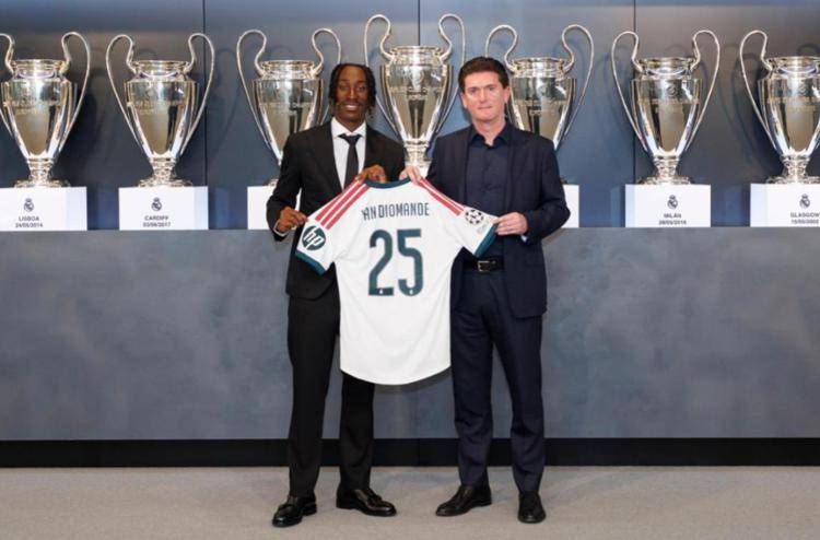 Alan Redmond accanto a Yan Diomande dopo il trasferimento del giocatore al Real Madrid - Foto concessa dall'intervistato