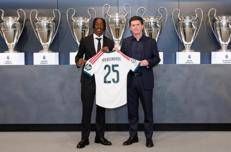Alan Redmond accanto a Yan Diomande dopo il trasferimento del giocatore al Real Madrid - Foto concessa dall'intervistato