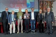(I vincitori, gli altri finalisti, a sinistra Pierluigi Panza, presidente della giuria tecnica, ea destra Ennio Bianco presidente dell'Associazione Amici di Comisso - ufficio stampa del Premio Comisso)