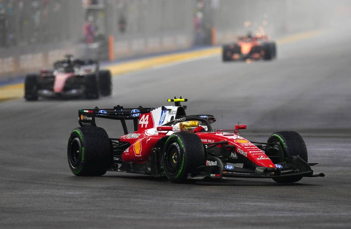 F1 Singapore, Verstappen in pole davanti alle Ferrari: Kimi quarto