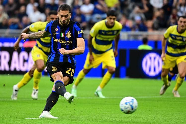 Hakan Calhanoglu trasforma il rigore - Afp