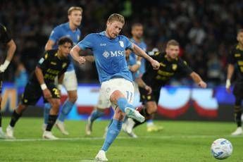 Hojlund sbaglia il rigore, arbitro fa ripetere e De Bruyne segna: caos in Napoli