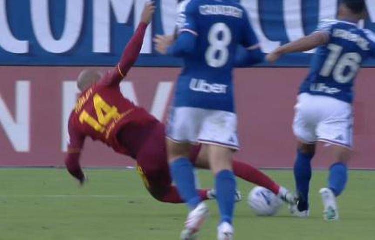 Il fallo di Malen - (fermo immagine)