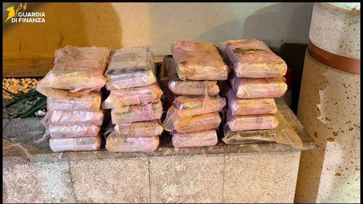 Gdf Palermo sequestra 23 kg di cocaina, arrestato corriere