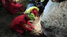 Nuoro, le operazioni dei vigili del fuoco per salvare lo speleologo bloccato in una grotta - Video