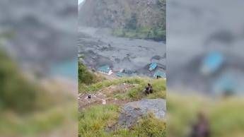 Nuova inondazione in Nepal, fiume di fango spazza via intero villaggio - Video