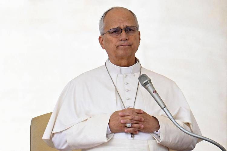 papa mani incrociate afp