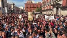 Olio invenduto e aziende in crisi, migliaia di olivicoltori in piazza a Bari - Video