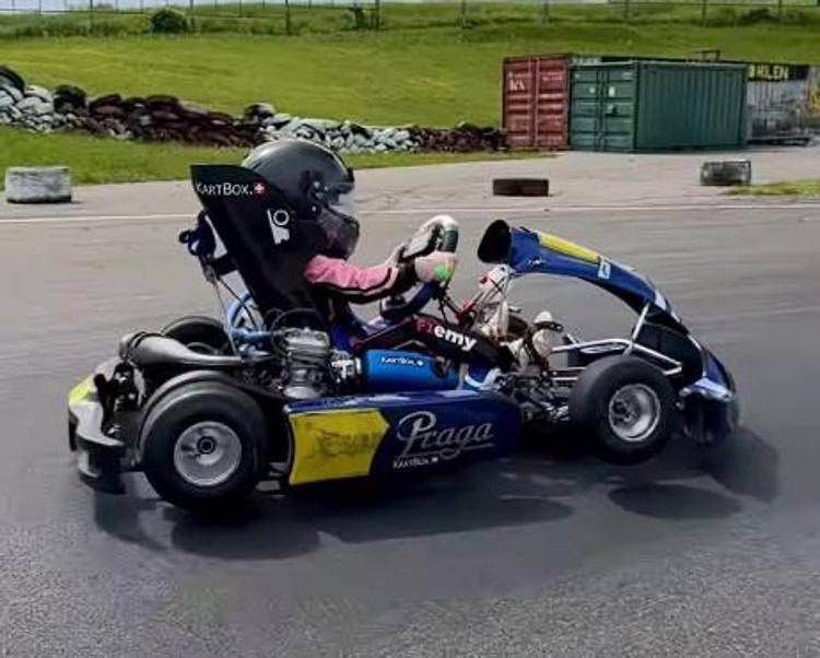 Emily Brun sui go-kart - Instagram