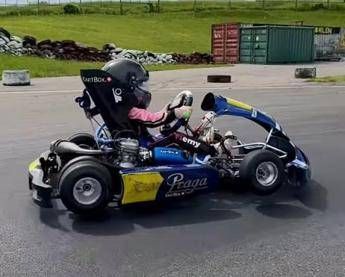 Bambina di cinque anni bandita dalle gare di kart di tutto il mondo, la maxi squ