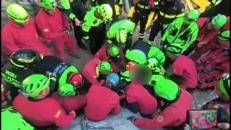Nuoro, dopo 27 ore estratto vivo lo speleologo bloccato in una grotta - Video