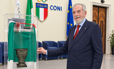 Ruggero Alcanterini e la torcia originale delle olimpiadi del 1960