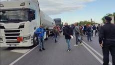 Ex Ilva Taranto, gli operai continuano a bloccare le strade: le immagini della lunga coda sulla statale