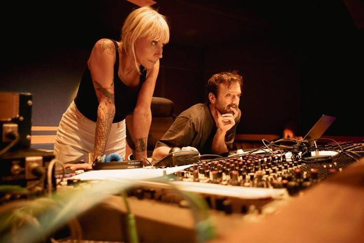 Cesare Cremonini svela 'Amateur': nel nuovo album anche Fabri Fibra, Malika Ayane e il misterioso SIG
