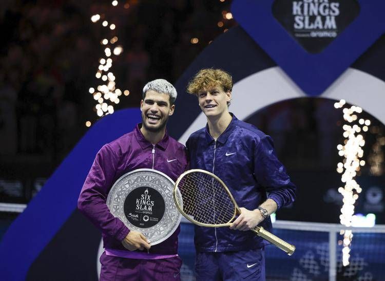 Jannik Sinner e Carlos Alcaraz durante la premiazione del Six Kings Slam 2025 - Ipa/Fotogramma 