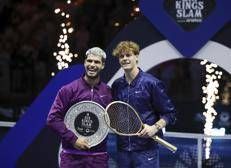Jannik Sinner e Carlos Alcaraz durante la premiazione del Six Kings Slam 2025 - Ipa/Fotogramma 