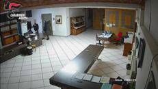 Otto banditi assaltano il caveau di un'azienda orafa, il video del tentato colpo ad Arezzo