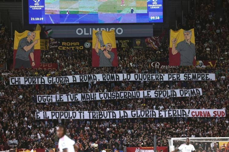 Lo striscione della Curva Sud per Mourinho  - Ipa