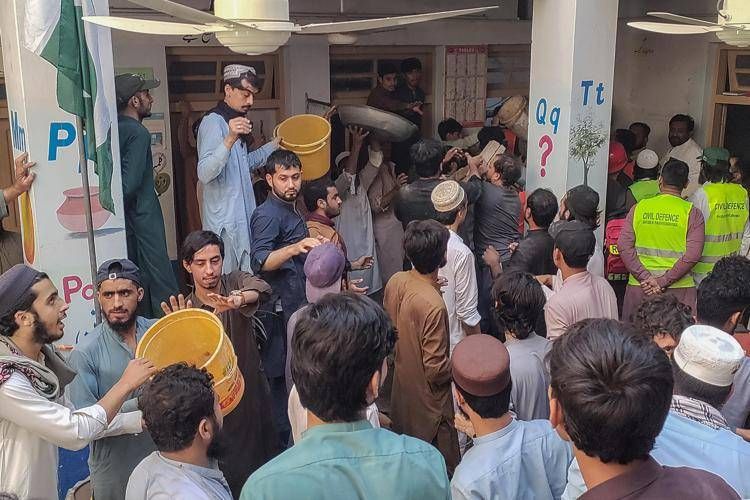 Il crollo del tetto in una scuola in Pakistan - (afp)