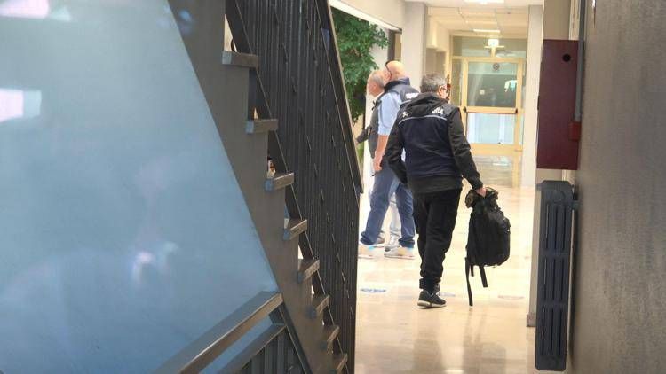 Investigatori della Squadra mobile e del Servizio centrale operativo nel liceo