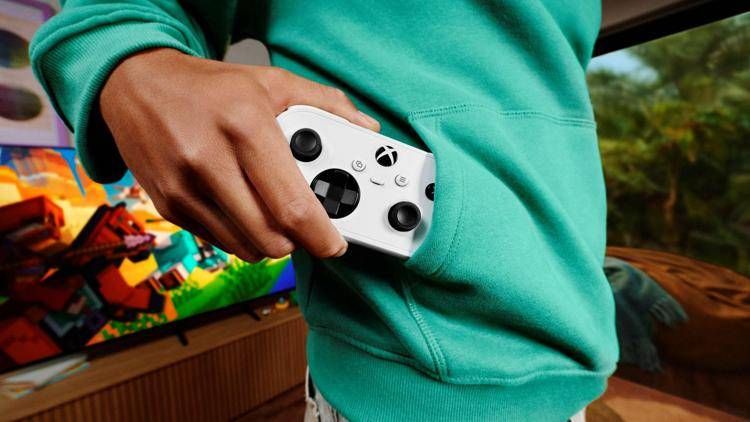 Un pad più piccolo di uno smartphone: Xbox presenta Nano Controller