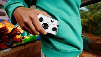 Un pad più piccolo di uno smartphone: Xbox presenta Nano Controller