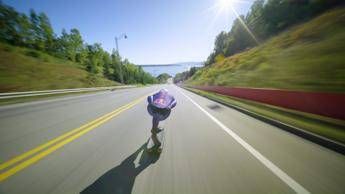 Con lo skateboard a 150 km orari, il record da brividi - Video