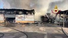 Vasto incendio in un capannone industriale a Napoli, il video della densa coltre di fumo