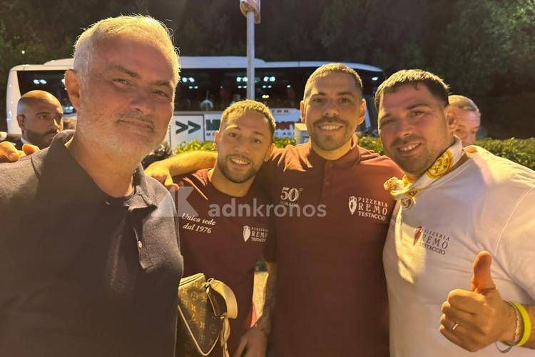 Il selfie con José Mourinho - Adnkronos