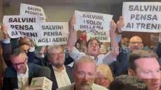 Milano, Salvini al Pirellone contestato dal Pd: 