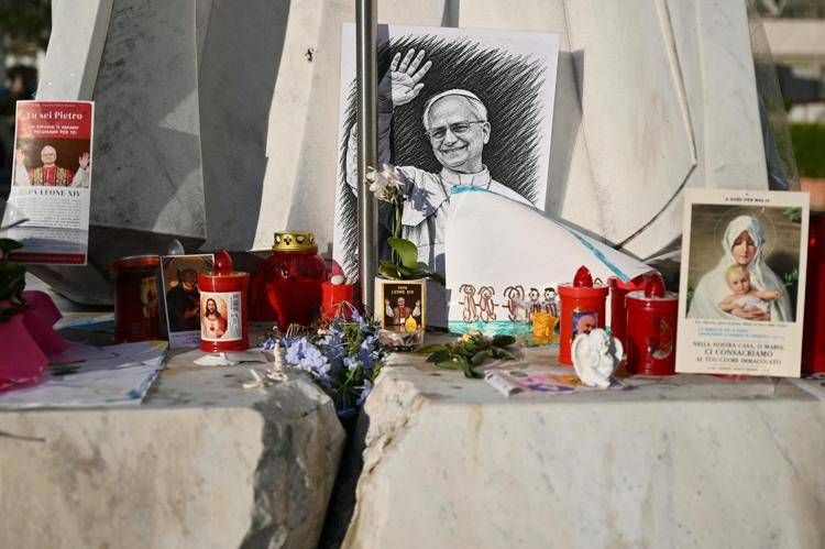 Omaggi dei fedeli per Papa Leone al Gemelli - Afp