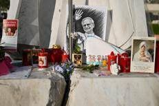 Omaggi dei fedeli per Papa Leone al Gemelli - Afp