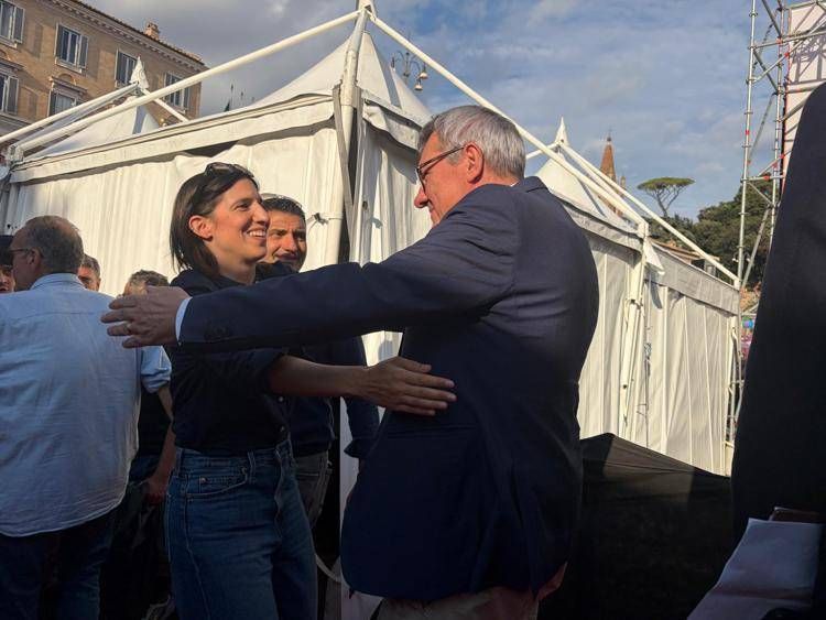 L'abbraccio tra Schlein e Landini - Adnkronos