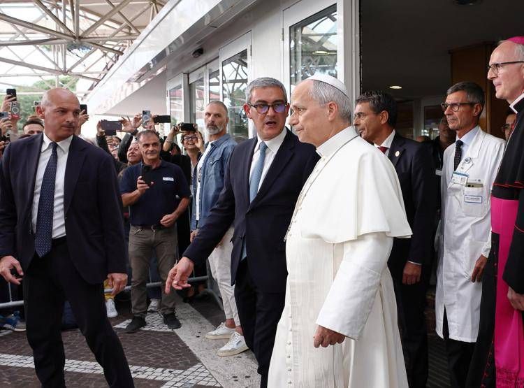 Papa Leone XIV all'uscita dal Gemelli - (Fotogramma/Ipa)