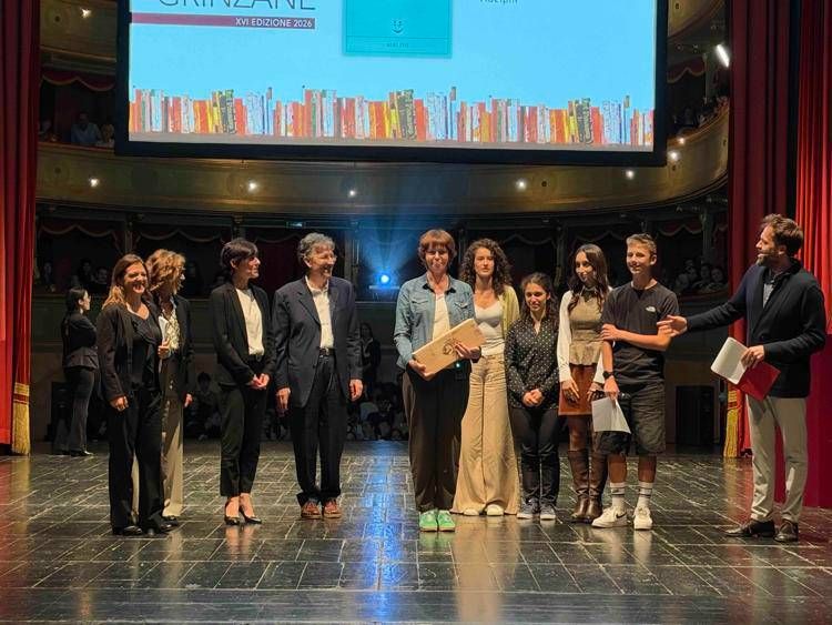 (La cerimonia di premiazione di Julia Deck - ufficio stampa Premio Lattes Grinzane)