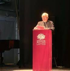 (Amitav Ghosh durante la lectio magistralis al Teatro Sociale di Alba - Ufficio stampa Premio Lattes Grinzane)